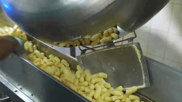 Produkcja Słodkich Paluszków Kukurydzianych Szkliwie Metalowy Przenośnik Przekąskami Fabryce Żywności — Wideo stockowe