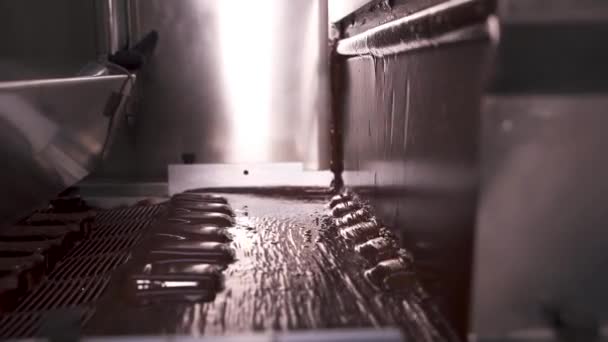 Εργοστάσιο Σοκολάτας Ένα Ρεύμα Ζεστής Λιωμένης Σοκολάτας Παραγωγή Καραμέλας Αυτόματη — Αρχείο Βίντεο
