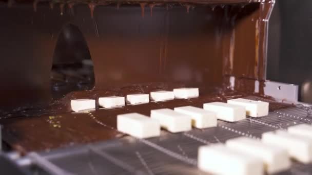 Povlak Jemný Bílý Suflé Horkou Roztavenou Čokoládou Továrně Produkce Cukrovinek — Stock video