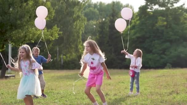 Vrolijke Vrienden Meisje Jongen Spelen Met Ballonnen Zomerpark Met Bomen — Stockvideo