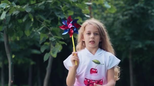 Tatlı Çocuk Yel Değirmeniyle Oynuyor Ağaçların Yanındaki Parkta Bir Kızın — Stok video