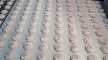 Taşıma bandında tatlı, yumuşak şekerlemeler hareket ediyor. Bir şeker fabrikasında otomatik şeker üretim hattı.