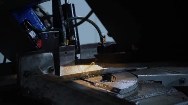 Szybko Obracające Się Ostrze Piły Maszynowej Przecina Metalową Belkę Żelaza — Wideo stockowe