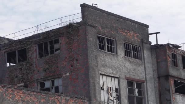 Edificio Abandonado Arruinado Muy Antiguo Ventanas Rotas Paredes Rotas Consecuencias — Vídeos de Stock