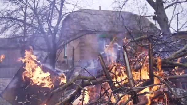 Spalování Odpadků Větví Dřevěného Nábytku Dvorku Domu Vesnici Kouř Ohně — Stock video