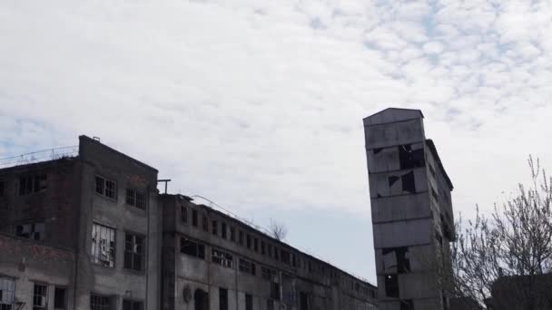 Verlassenes Und Zerstörtes Gebäude Der Alten Fabrik Postapokalyptische Landschaft Zerbrochene — Stockvideo