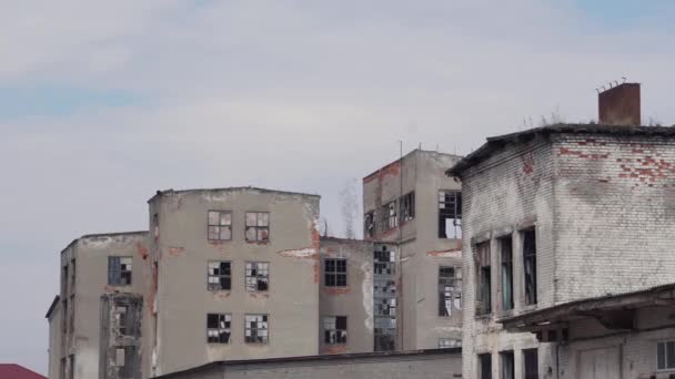 Σπασμένα Πολυώροφα Κτίρια Ερείπια Του Εργοστασίου Σπίτια Σπασμένα Παράθυρα Σπίτια — Αρχείο Βίντεο