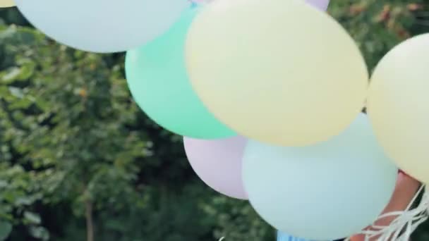 Wesoły Chłopak Wiruje Nadmuchiwanymi Jajami Rękach Wielokolorowe Balony Helowe Wakacje — Wideo stockowe