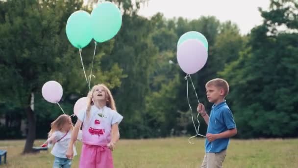 Crianças Parque Verão Mantêm Balões Infláveis Coloridos Suas Mãos Menino — Vídeo de Stock