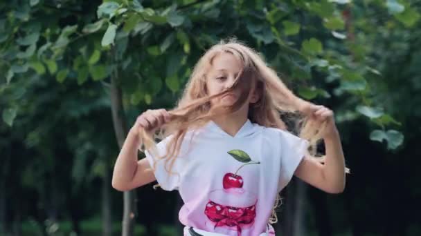 Portret Małej Dziewczynki Bawiącej Się Długimi Blond Włosami Dziewczyna Parku — Wideo stockowe