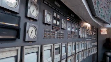 Ölçüm cihazları, sensörler ve elektrik düğmeleri olan eski bir panel. Güç santrali kontrol paneli.