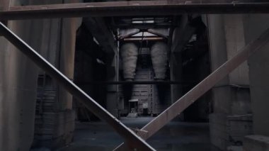 Kömür santralinin yok edilmiş eski bir deposunun karanlık ve korkunç iç mekanı. Terk edilmiş bir binanın paslı metal yapıları.
