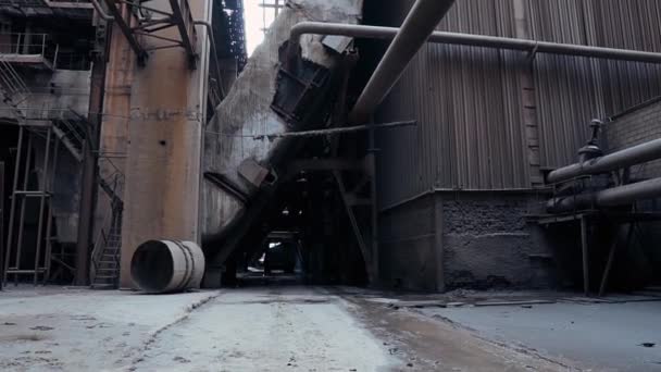 Truck Moves Tunnel Old Abandoned Factory Rusty Metal Structures Pipes — Vídeo de Stock