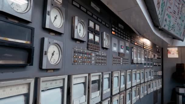 Старая Панель Измерительными Приборами Датчиками Выключателями Электричества Панель Управления Электростанции — стоковое видео