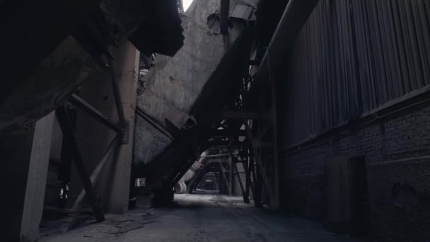 Тёмный Страшный Тоннель Трубами Разрушенными Сооружениями Территории Завода Старая Заброшенная — стоковое видео