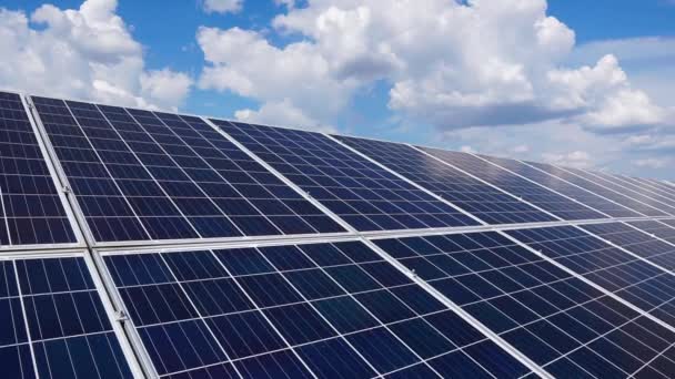 Açıya Sabitlenmiş Iki Sıra Mavi Güneş Panelinin Kurulumu Yenilenebilir Elektrik — Stok video