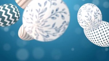 Boyanmış paskalya yumurtaları yere düşer. Bokeh 'in mavi döngülü arka planı. Mutlu Paskalyalar.