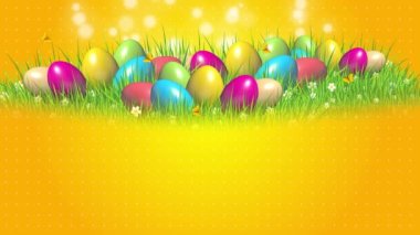 Yeşil çimlerin üzerinde çiçekli ve kelebekli renkli Paskalya yumurtaları. Metin için boş alanı olan sarı yay canlandırmalı arkaplan. Döngü videosu.