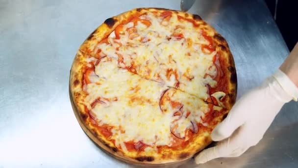Pizza Mit Rundem Messer Auf Metalltisch Stücke Schneiden Hände Eines — Stockvideo