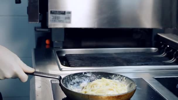 Ételt Készítek Evésre Séf Spagetti Tésztát Főz Egy Serpenyőben Egy — Stock videók