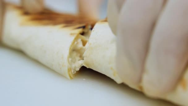 Pyskata Bułka Roztopionym Serem Pyszna Pita Pocięta Dwie Części Shawarma — Wideo stockowe