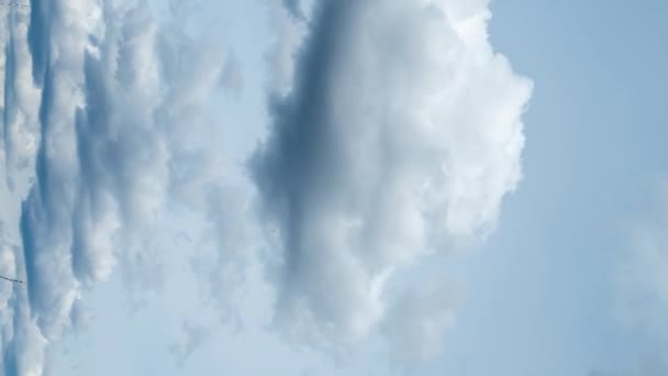 垂直录像 蓝天的时间过去了 伴随着薄雾和飞扬的积云 春天阴郁的天空 — 图库视频影像