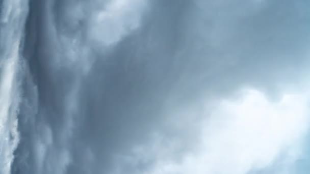 垂直录像 雨天积云在阴暗的天空中快速飘扬 时间流逝 — 图库视频影像