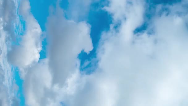Dikey Video Büyük Beyaz Kümülüs Bulutları Parlak Mavi Gökyüzüne Doğru — Stok video