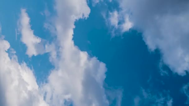 垂直录像 蓝天上的白云 春天过去了 积雨云在空气中的形成和运动 — 图库视频影像