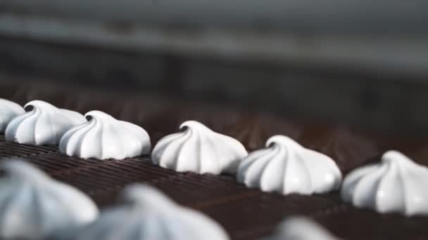 缎带上的白色甜棉花糖被融化的热黑巧克力覆盖着 糖果厂的输送机 — 图库视频影像