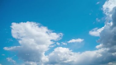 Mavi gökyüzü ve beyaz kümülüs bulutları. Açık gökyüzü yağmurlu kara bulutlar tarafından bulutlandırılır. Yaz zamanı..
