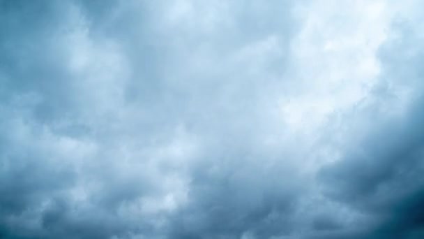乌云快速移动的时间 在阴郁的夏日 蓝色蓬松的云彩 — 图库视频影像