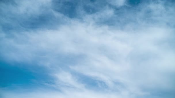 Fehér Cirrus Felhők Mozognak Kék Hátterében Nyári Időszámítás Fokozatosan Zár — Stock videók