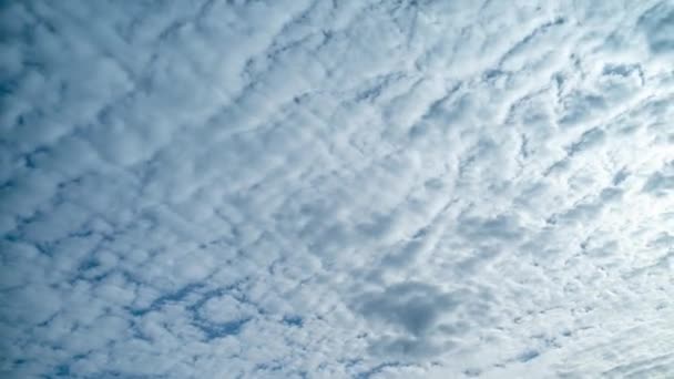 空に浮かぶ白い雲の渦巻くふわふわのアルトコームの朝のタイムラプス 光の光線 — ストック動画