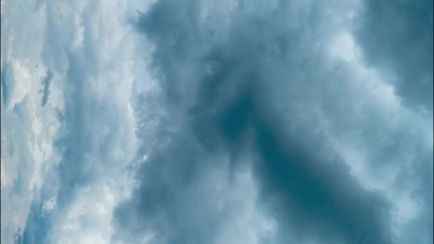 垂直ビデオ 雨の濃い青の積雲 空を渡る積雲の急速な動き タイムラプス — ストック動画