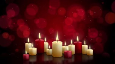 Kırmızı ve sarı mumlar, kırmızı arka planda yanan alevler ve bulanık röfle. Döngülü canlandırma hareketi.
