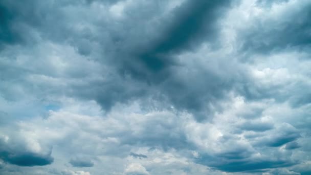 Regenreiche Dunkelblaue Kumuluswolken Schnelle Bewegung Von Kumuluswolken Über Den Himmel — Stockvideo