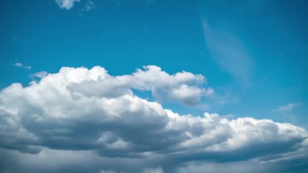 Esős Fehér Felhők Mozognak Kék Napos Égen Kumulusfelhők Időelapszusa — Stock videók
