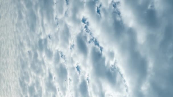 Vertikales Video Weiße Altocumuluswolken Den Strahlen Der Morgensonne Die Bewegung — Stockvideo