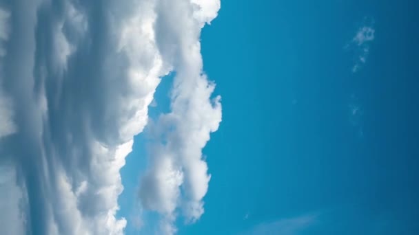 Κάθετο Βίντεο Βροχερή Λευκά Σύννεφα Κινούνται Ένα Μπλε Ηλιόλουστο Ουρανό — Αρχείο Βίντεο