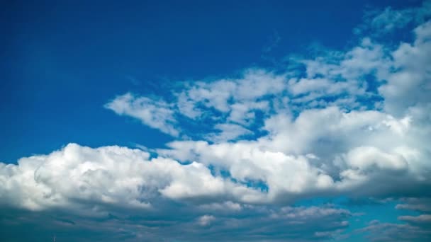 Bildung Großer Weißer Kumuluswolken Abends Blauer Himmel Mit Vielschichtigen Wolken — Stockvideo