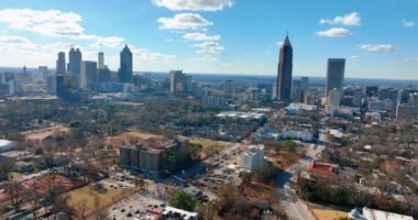 Atlanta Georgia sonbaharı güneşli gün hava aracı görüntüsü. Gökdelenleri olan bir iş merkezi ve ağaçlı bir park. Gökyüzü ve bulutlarla şehrin genel panoramik manzarası.