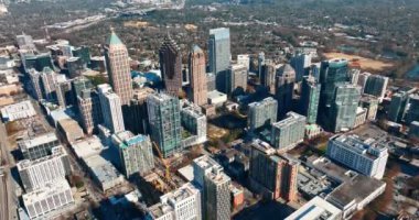 Atlanta Georgia şehir merkezi hava manzaralı. Yüksek gökdelenler, vinçli inşaat, sonbahar parkı. Güneşli bir gün. Hava Görüntüsü Atlanta Buckhead.