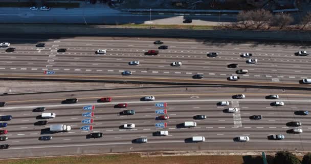 佐治亚州亚特兰大宽阔的多车道公路上交通繁忙 从上面看柏油上有路标繁忙的州际公路75号和I 85号公路 无人驾驶飞机视图 — 图库视频影像