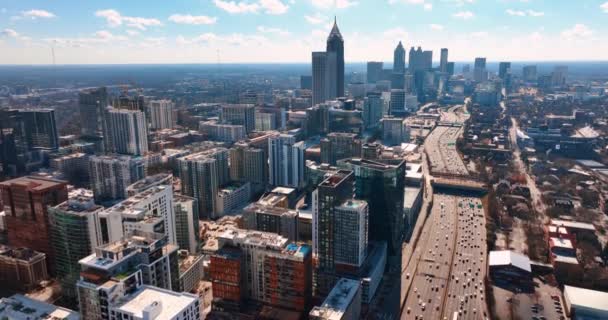 ジョージア州アトランタのダウンタウンの空中ビュー 晴れた日の高層ビルや通りに関する一般的な見解 車の頻繁なトラフィック — ストック動画
