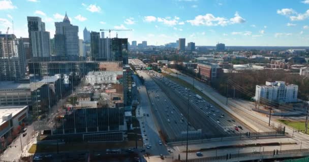 Downtown Atlanta Rascacielos Autopista Centro Negocios Con Tráfico Coches Cielo — Vídeo de stock