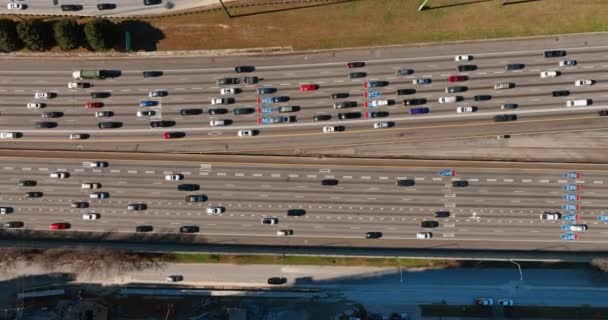 亚特兰大一条多车道高速公路上的车流 75号州际公路 格鲁吉亚 空中的头顶 路上塞车的情况 — 图库视频影像