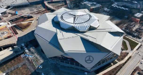 アトランタ ジョージア アメリカ 1月02 2024 メルセデスベンツスタジアムの屋根の空中トップビュー クローズアップ 建物の周りを飛び回る — ストック動画