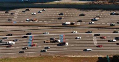Atlanta, Georgia 'da 85 ve 75 numaralı otobanlar arası. Yolda hareket eden arabaların havadan görüntüsü. Yoğun trafik ve trafik işaretleriyle dolu geniş bir yol..