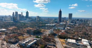 Central Park ve Atlanta, Georgia şehir merkezi manzarası. Sonbahar şehrinin en yüksek gökdelenli görüntüsü. Finans merkezi binaları.